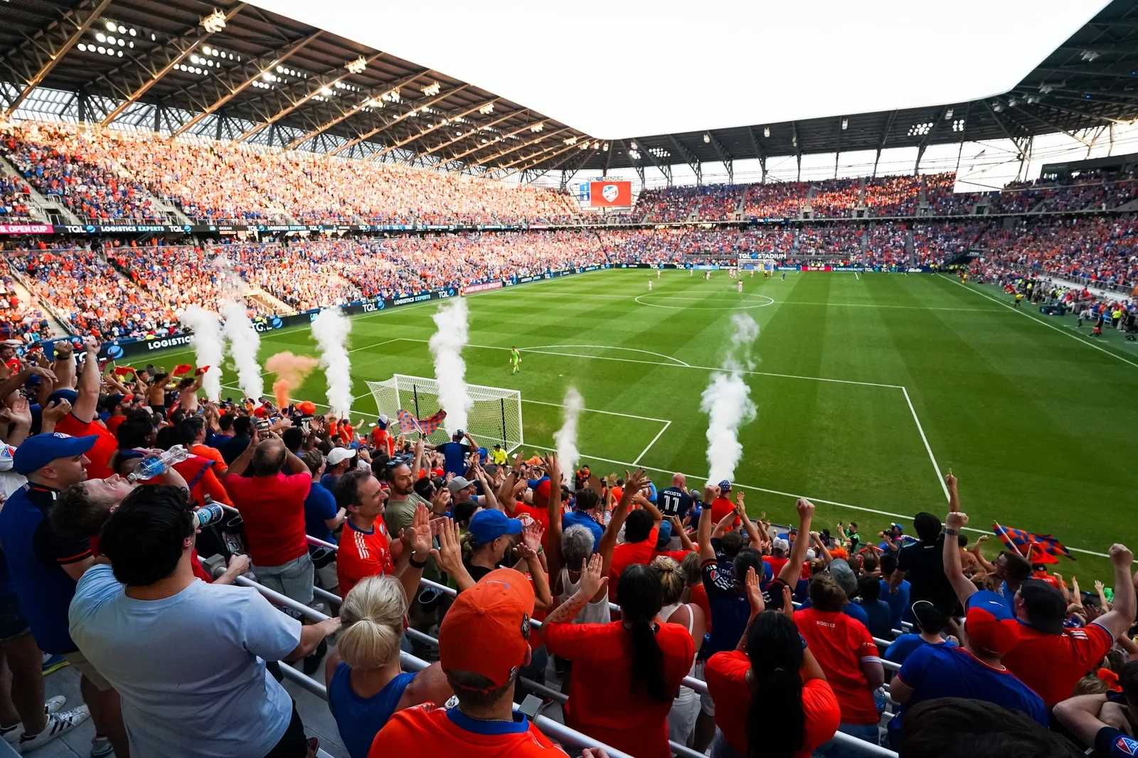 华体会体育合作的大型足球比赛现场直播画面